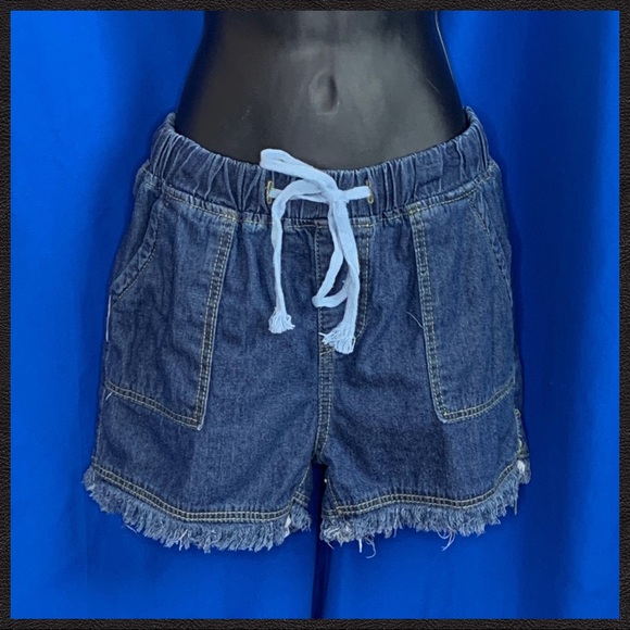 Boutique Casual Pocketed Frayed Denim Shorts - Picture 2 of 5